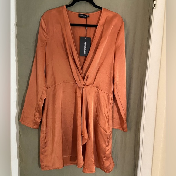 PrettyLittleThing RUST SATIN LONG SLEEVE WRAP DRESS - US-M - Picture 3 of 5